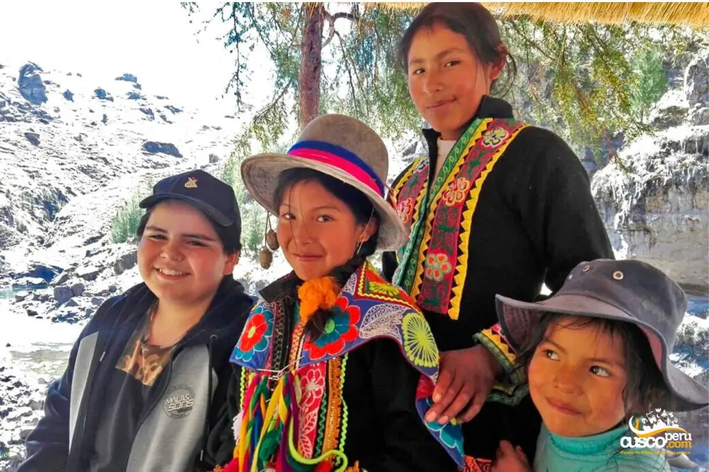 Niño español con niñas peruanas. Fuente: CuscoPeru.com