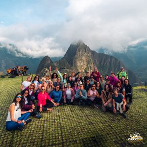 Grupo de amigos en machu picchu tour