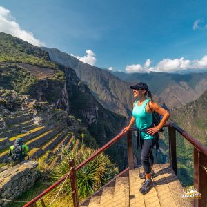 Chica en tour en machu picchu