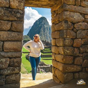 Foto de chica en machu picchu puerta del sol