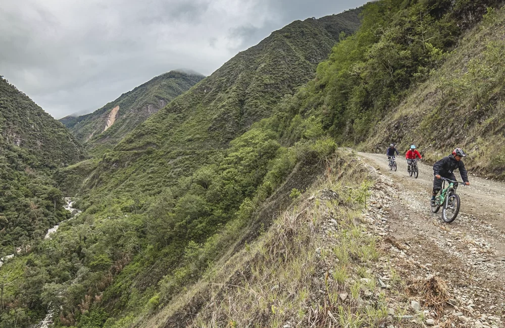 Descida de bicicleta pela selva de Quillabamba