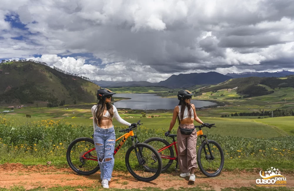 Andar de bicicleta na lagoa de Huaypo Maras Moray