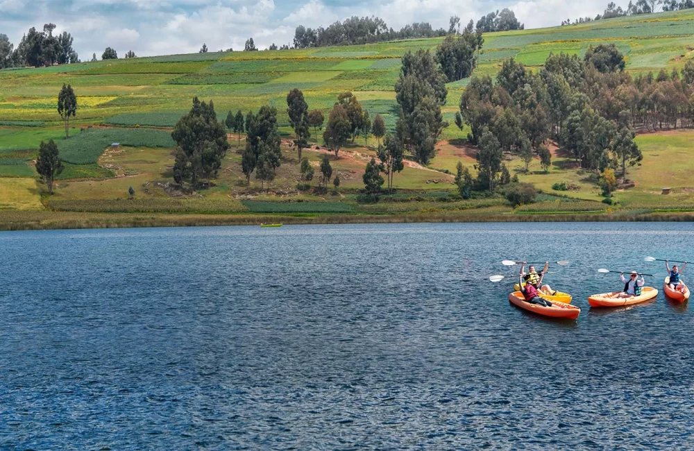 Family kayak tour in the Piuray lagoon
