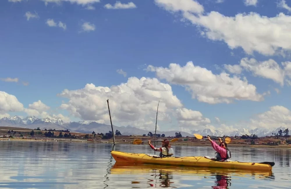 Kayak tour in the Piuray Lagoon