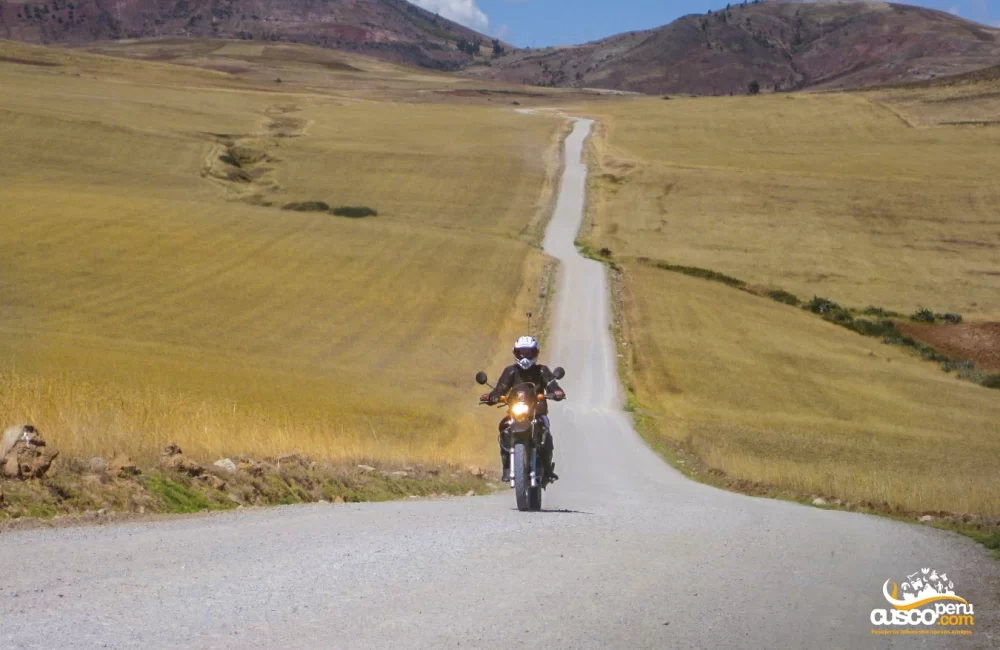 Zona reta em Maras, experiência de moto