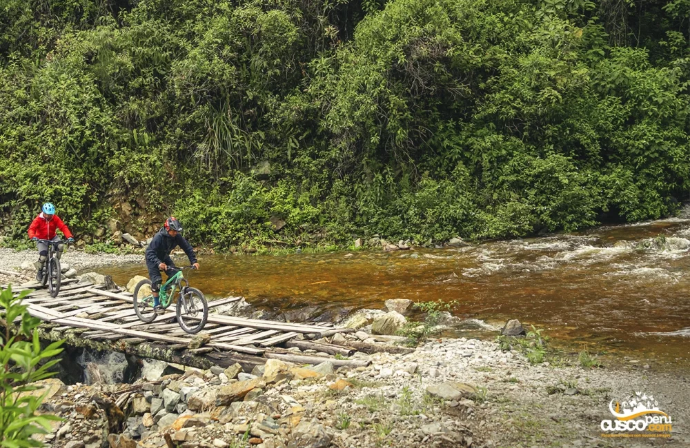 Travessia de rio na estrada para Ocobamba