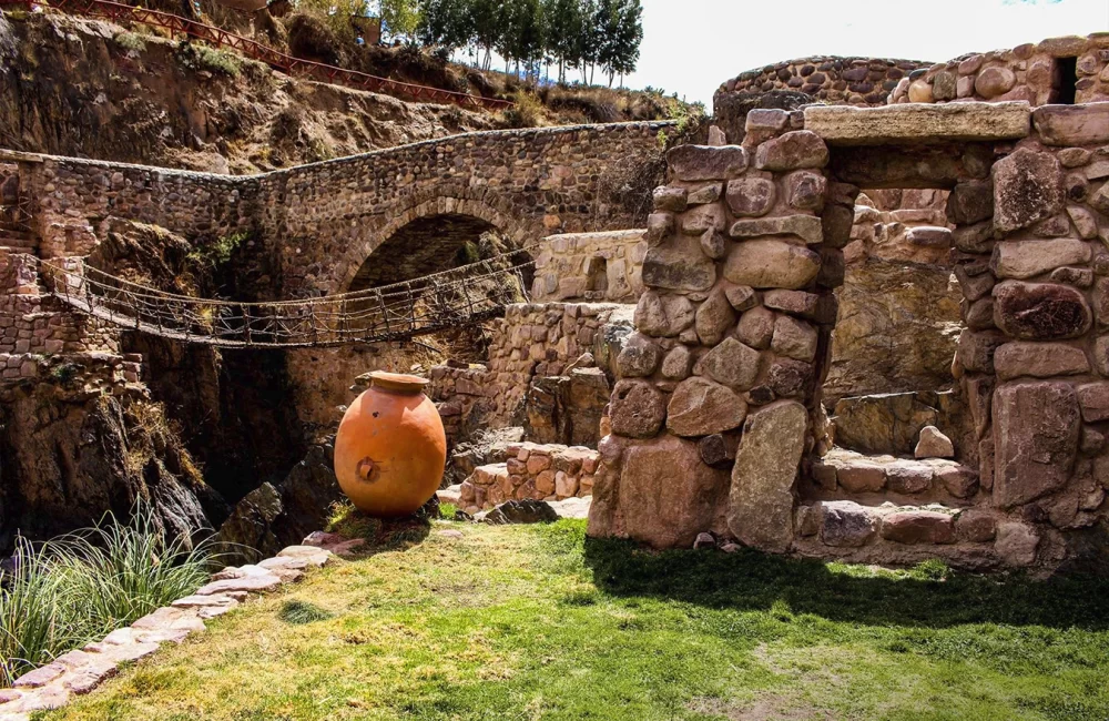 Restauração de pontes incas e coloniais em Checacupe