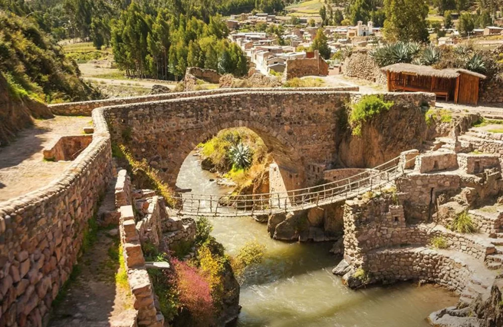 Inca and colonial bridge in Checacupe