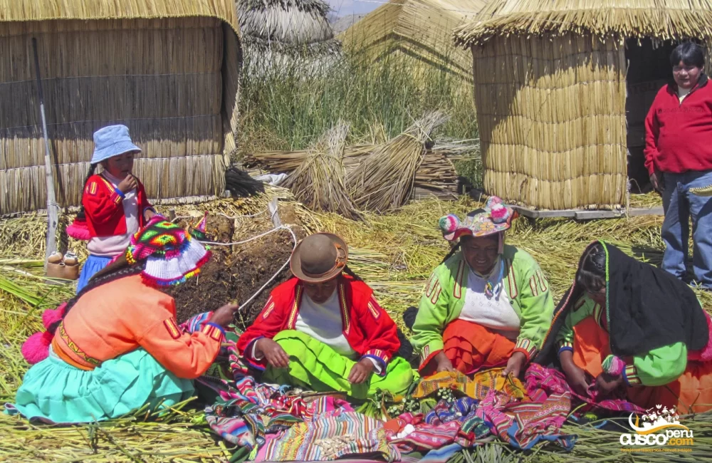 Craftswomen in the Uros Islands, Puno - Vacations in Peru