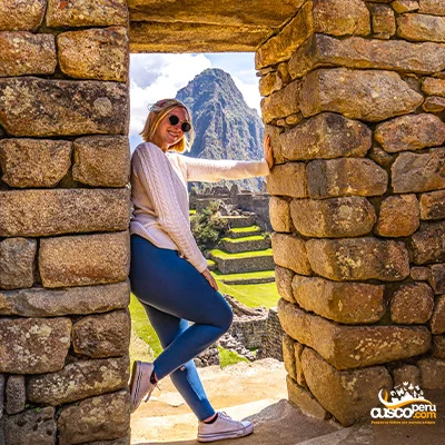 Garota no portão de pedra de Machu Picchu